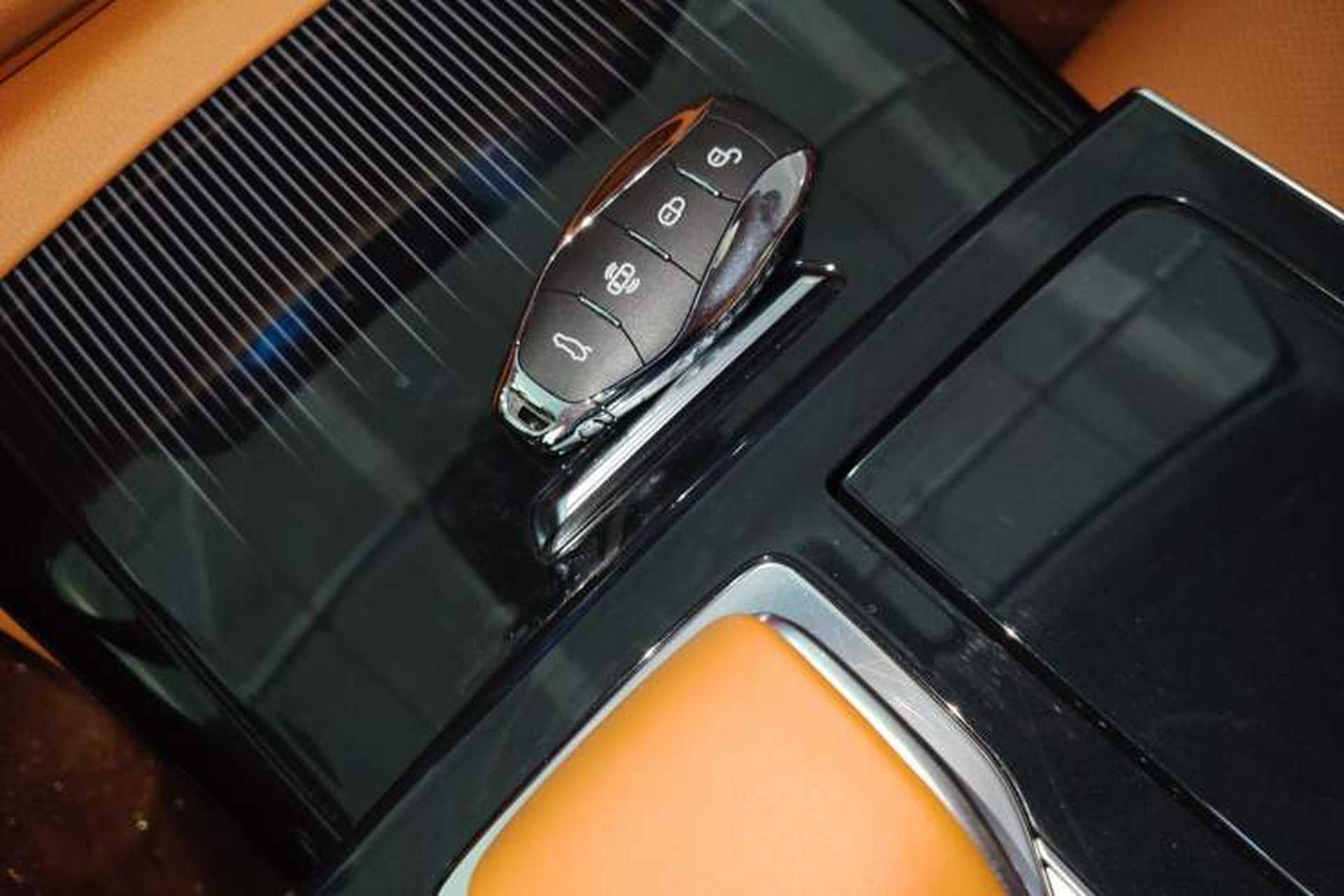 Used Hongqi H9 2025 Model Facelifted 2.0T Two-Wheel Drive Flag-Style Luxury Business Edition, 5 Seats Vehicle Key