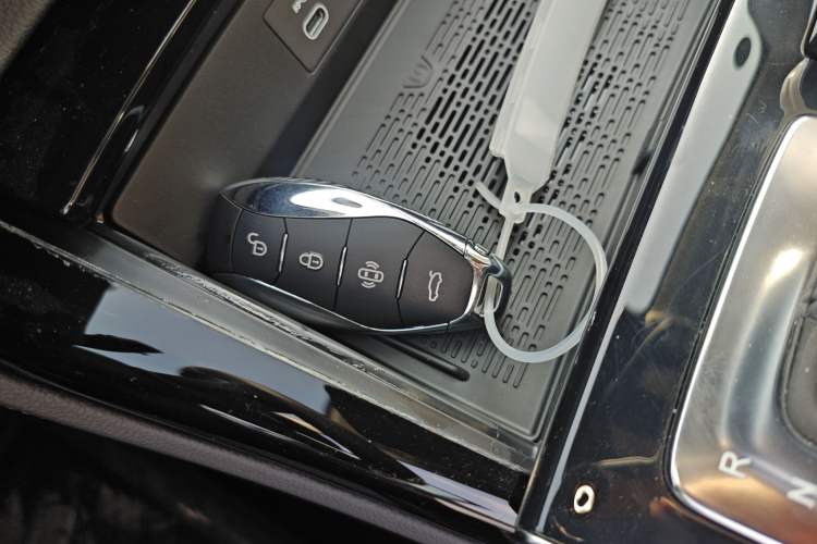 Used Hongqi H9 2025 2.0T Two-Wheel-Drive Flagship Private Enjoyment Style 5 Seats Vehicle Key