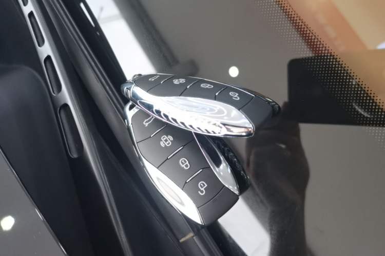 Used Hongqi H9 2025 Model Facelifted 2.0T Two-Wheel Drive Flag-Style Luxury Business Edition, 5 Seats Vehicle Key