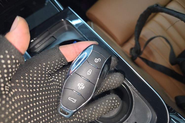Used Hongqi H9 2025 2.0T Two-Wheel Drive Flagship Private Enjoyment Fashion Edition 5 Seats Vehicle Key