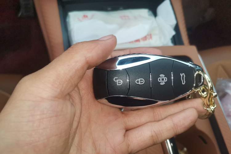 Used Hongqi H9 2025 Model Facelifted 2.0T Two-Wheel Drive Flag-Style Private Enjoyment Fashion Edition, 5 Seats Vehicle Key