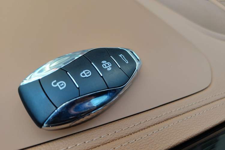 Used Hongqi H9 2025 2.0T Two-Wheel Drive Flagship Luxury Business Edition 5 Seats Vehicle Key