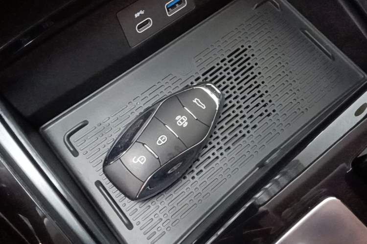 Used Hongqi H9 2025 2.0T Two-Wheel Drive Flagship Private Enjoyment Fashion Edition 5 Seats Vehicle Key
