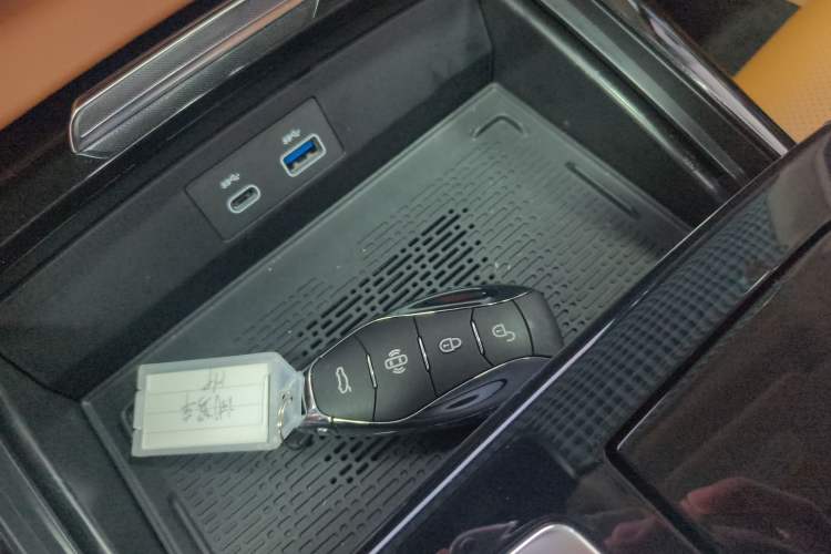 Used Hongqi H9 2025 Model Facelifted 2.0T Two-Wheel Drive Flag-Style Luxury Business Edition, 5 Seats Vehicle Key