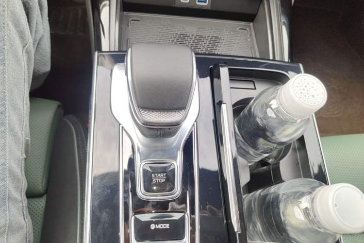 Used Hongqi H9 2025 2.0T Two-Wheel Drive Flagship Private Enjoyment Fashion Edition 5 Seats Gear Lever