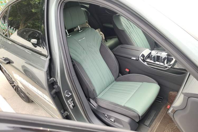 Used Hongqi H9 2025 2.0T Two-Wheel Drive Flagship Private Enjoyment Fashion Edition 5 Seats Right Front Seat