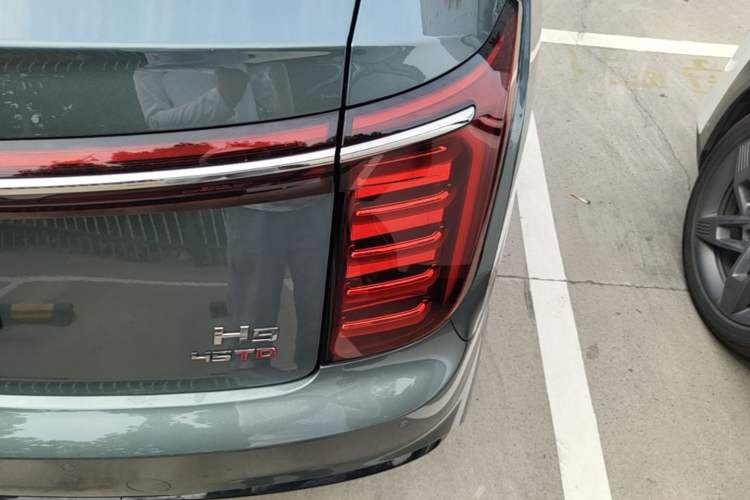 Used Hongqi H9 2025 2.0T Two-Wheel Drive Flagship Private Enjoyment Fashion Edition 5 Seats Right Rear Taillight