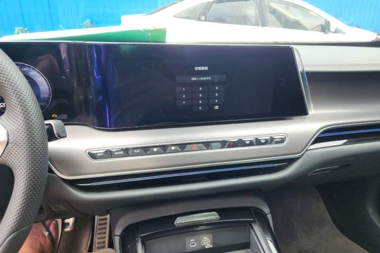 Used Hongqi H9 2025 Model Facelifted 2.0T Two-Wheel Drive Flag-Style Private Enjoyment Fashion Edition, 5 Seats Audio And AC Panel