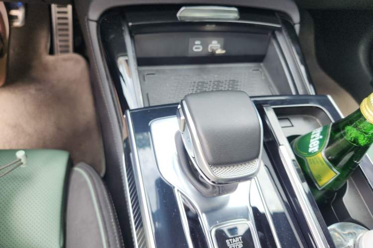Used Hongqi H9 2025 Model Facelifted 2.0T Two-Wheel Drive Flag-Style Private Enjoyment Fashion Edition, 5 Seats Gear Lever