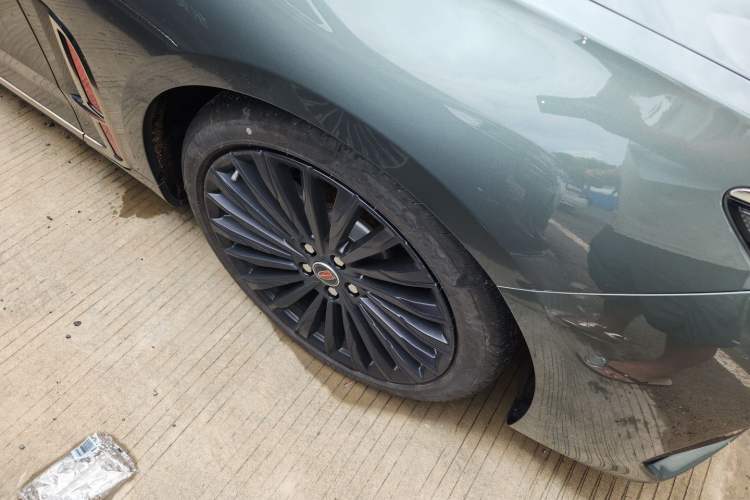Used Hongqi H9 2025 Model Facelifted 2.0T Two-Wheel Drive Flag-Style Private Enjoyment Fashion Edition, 5 Seats Right Front Wheel Hub