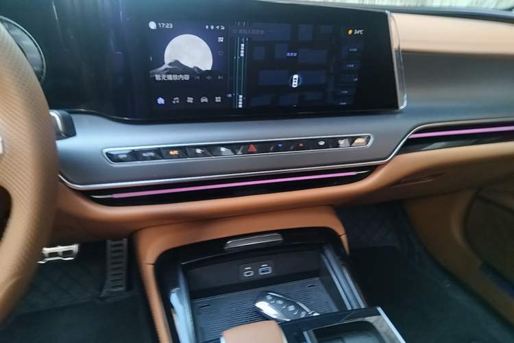 Used Hongqi H9 2025 Model Facelifted 2.0T Two-Wheel Drive Flag-Style Private Enjoyment Fashion Edition, 5 Seats Audio And AC Panel
