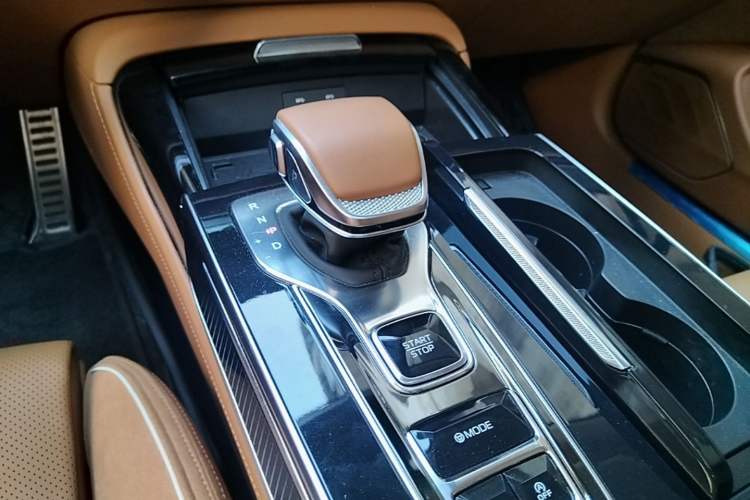 Used Hongqi H9 2025 Model Facelifted 2.0T Two-Wheel Drive Flag-Style Private Enjoyment Fashion Edition, 5 Seats Gear Lever