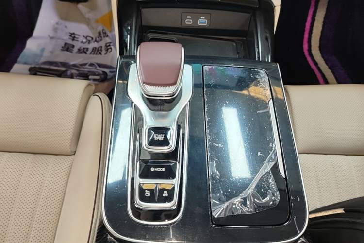Used Hongqi H9 2025 Model Facelifted 2.0T Two-Wheel Drive Flag-Style Private Enjoyment Fashion Edition, 5 Seats Gear Lever