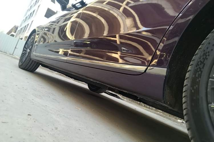 Used Hongqi H9 2025 Model Facelifted 2.0T Two-Wheel Drive Flag-Style Private Enjoyment Fashion Edition, 5 Seats Left Side Sill