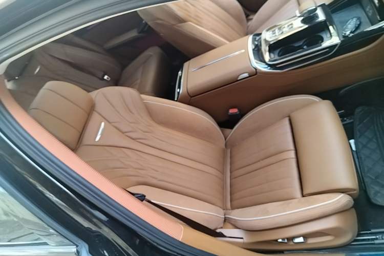 Used Hongqi H9 2025 Model Facelifted 2.0T Two-Wheel Drive Flag-Style Private Enjoyment Fashion Edition, 5 Seats Right Front Seat