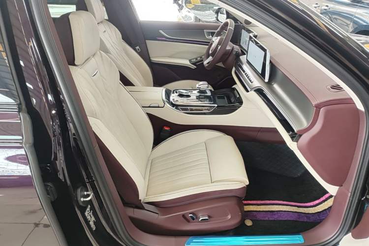 Used Hongqi H9 2025 Model Facelifted 2.0T Two-Wheel Drive Flag-Style Private Enjoyment Fashion Edition, 5 Seats Right Front Seat
