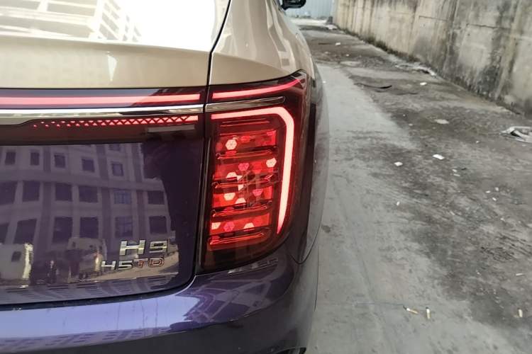 Used Hongqi H9 2025 Model Facelifted 2.0T Two-Wheel Drive Flag-Style Private Enjoyment Fashion Edition, 5 Seats Right Rear Taillight