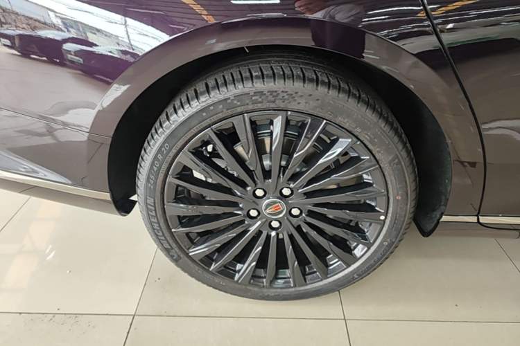 Used Hongqi H9 2025 Model Facelifted 2.0T Two-Wheel Drive Flag-Style Private Enjoyment Fashion Edition, 5 Seats Right Rear Wheel Hub