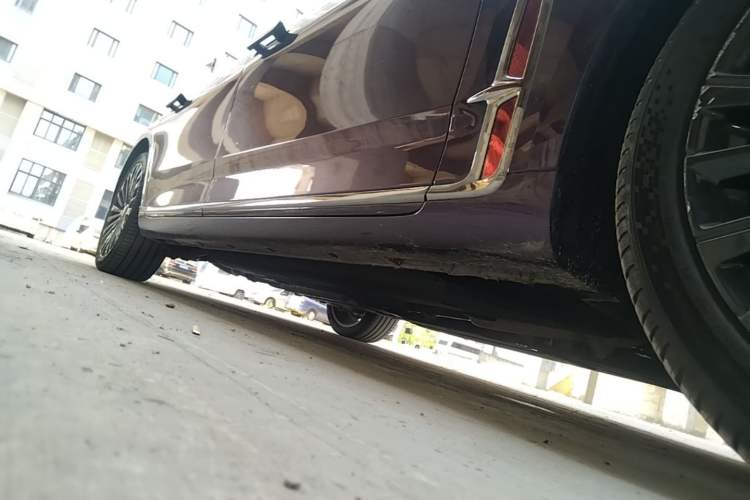 Used Hongqi H9 2025 Model Facelifted 2.0T Two-Wheel Drive Flag-Style Private Enjoyment Fashion Edition, 5 Seats Right Side Sill