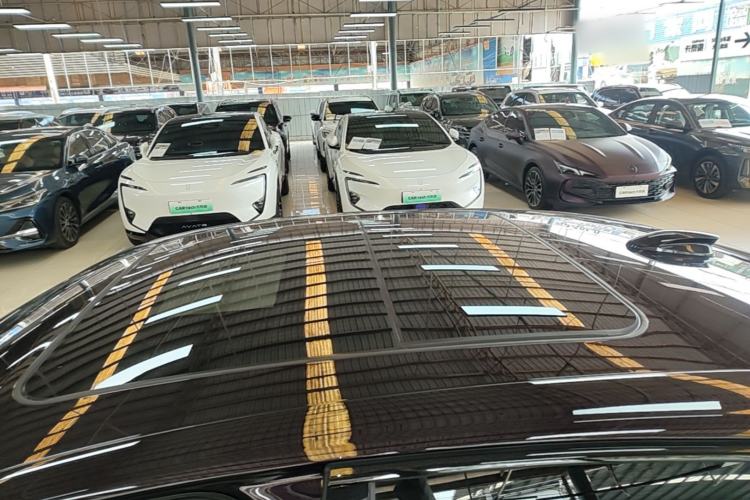 Used Hongqi H9 2025 Model Facelifted 2.0T Two-Wheel Drive Flag-Style Private Enjoyment Fashion Edition, 5 Seats Roof