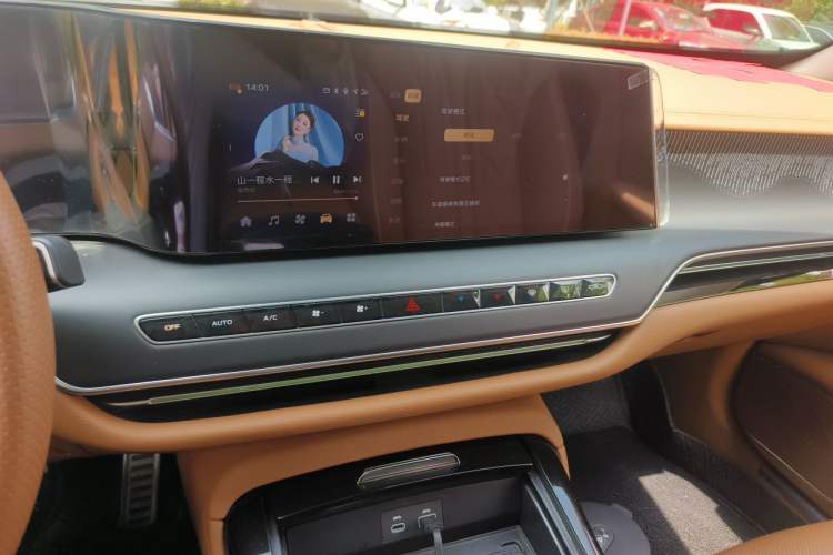 Used Hongqi H9 2025 Model Facelifted 2.0T Two-Wheel Drive Flag-Style Luxury Business Edition, 5 Seats Audio And AC Panel