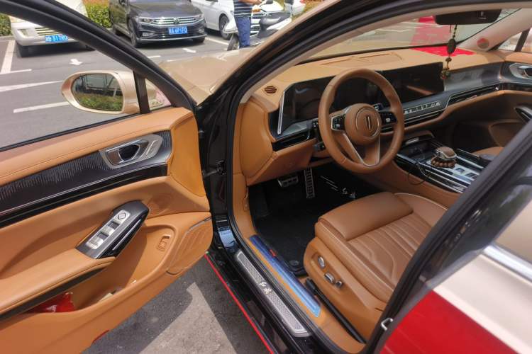 Used Hongqi H9 2025 Model Facelifted 2.0T Two-Wheel Drive Flag-Style Luxury Business Edition, 5 Seats Driver Seat