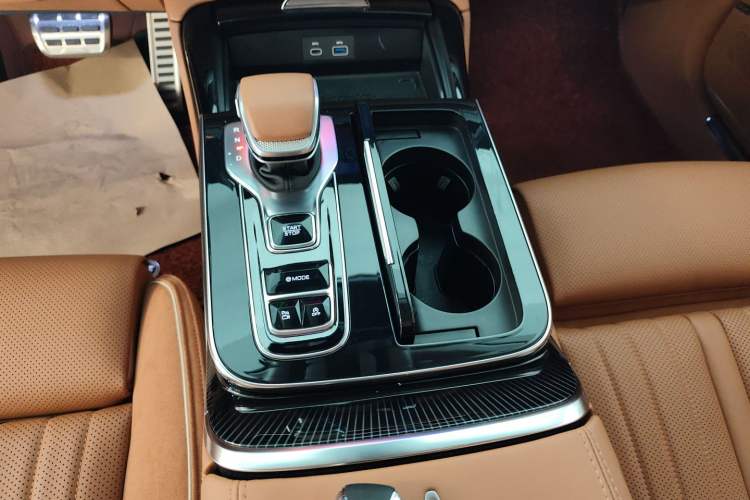 Used Hongqi H9 2025 2.0T Two-Wheel-Drive Flagship Private Enjoyment Style 5 Seats Gear Lever