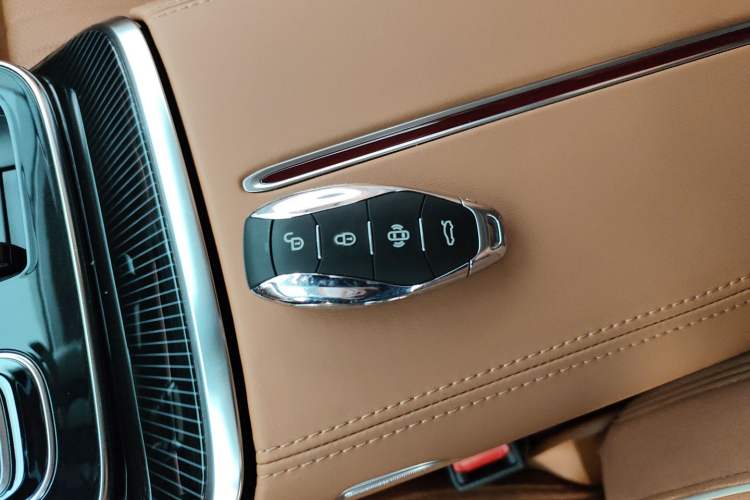 Used Hongqi H9 2025 2.0T Two-Wheel-Drive Flagship Private Enjoyment Style 5 Seats Interior 1