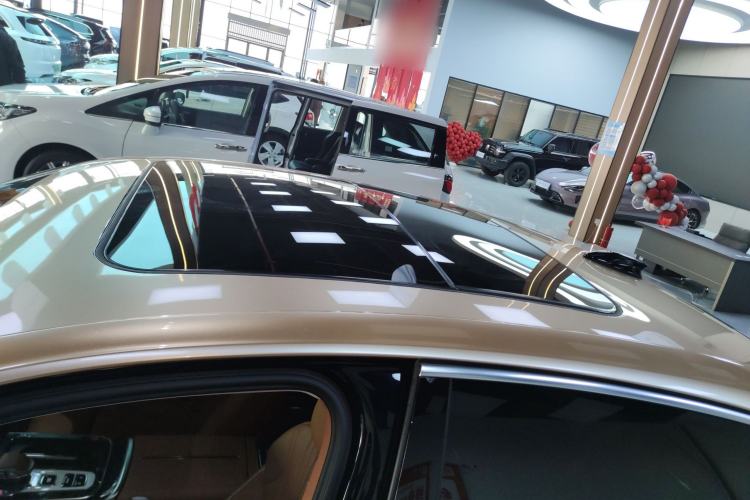 Used Hongqi H9 2025 Model Facelifted 2.0T Two-Wheel Drive Flag-Style Luxury Business Edition, 5 Seats Roof