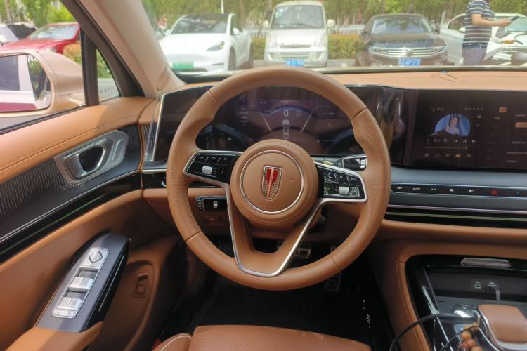 Used Hongqi H9 2025 Model Facelifted 2.0T Two-Wheel Drive Flag-Style Luxury Business Edition, 5 Seats Steering Wheel
