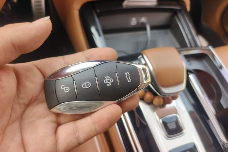 Used Hongqi H9 2025 Model Facelifted 2.0T Two-Wheel Drive Flag-Style Luxury Business Edition, 5 Seats Vehicle Key