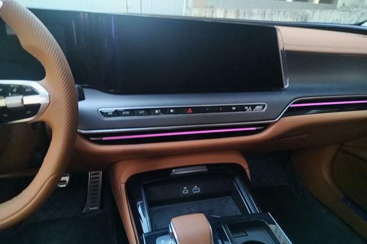 Used Hongqi H9 2025 Model Facelifted 2.0T Two-Wheel Drive Flag-Style Private Enjoyment Fashion Edition, 5 Seats Audio And AC Panel