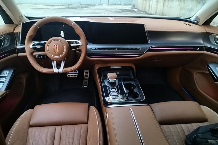 Used Hongqi H9 2025 Model Facelifted 2.0T Two-Wheel Drive Flag-Style Private Enjoyment Fashion Edition, 5 Seats Center Console
