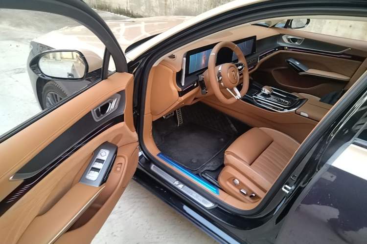 Used Hongqi H9 2025 Model Facelifted 2.0T Two-Wheel Drive Flag-Style Private Enjoyment Fashion Edition, 5 Seats Driver Seat