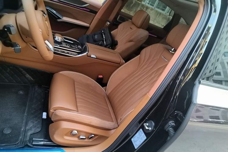 Used Hongqi H9 2025 Model Facelifted 2.0T Two-Wheel Drive Flag-Style Private Enjoyment Fashion Edition, 5 Seats Left Front Seat