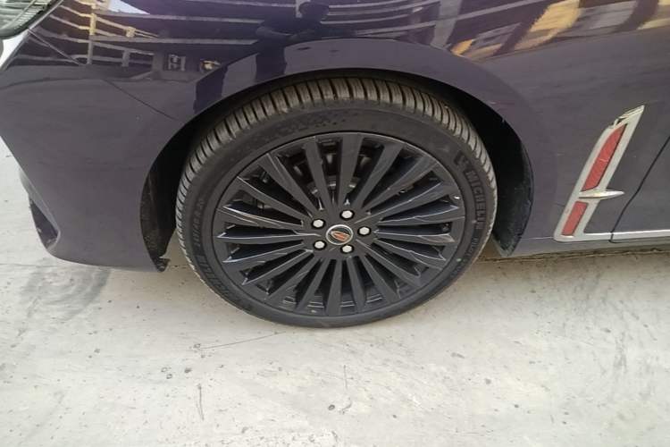 Used Hongqi H9 2025 Model Facelifted 2.0T Two-Wheel Drive Flag-Style Private Enjoyment Fashion Edition, 5 Seats Left Front Wheel Hub