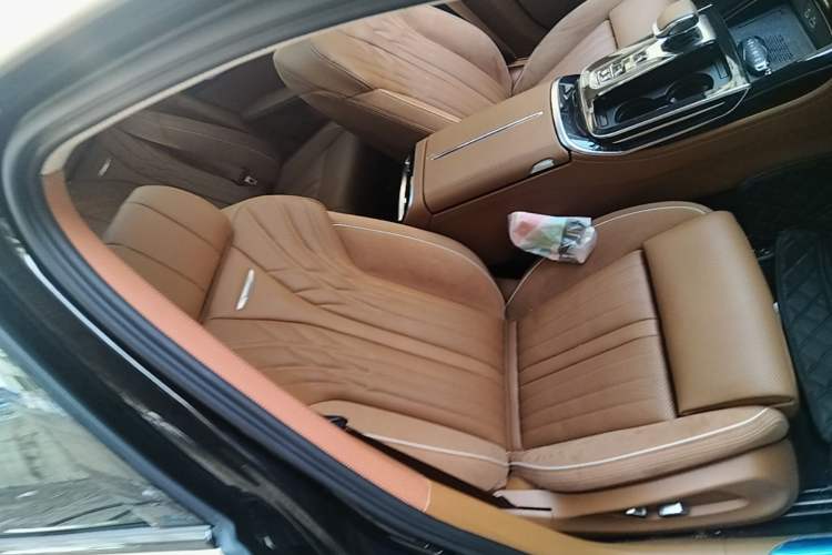 Used Hongqi H9 2025 Model Facelifted 2.0T Two-Wheel Drive Flag-Style Private Enjoyment Fashion Edition, 5 Seats Right Front Seat