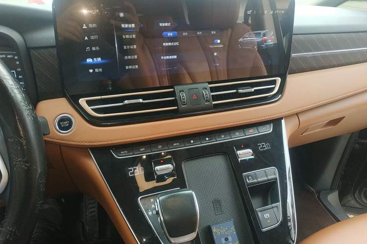 Used Hongqi HQ9 2023 2.0T Smart Connect Flagship Edition Audio And AC Panel