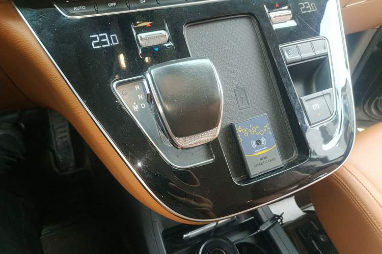 Used Hongqi HQ9 2023 2.0T Smart Connect Flagship Edition Gear Lever