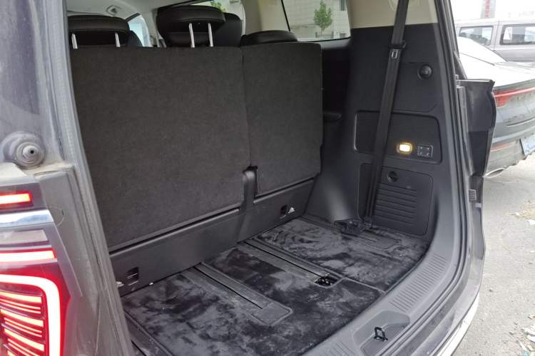 Used Hongqi HQ9 2023 2.0T Smart Connect Flagship Edition Trunk