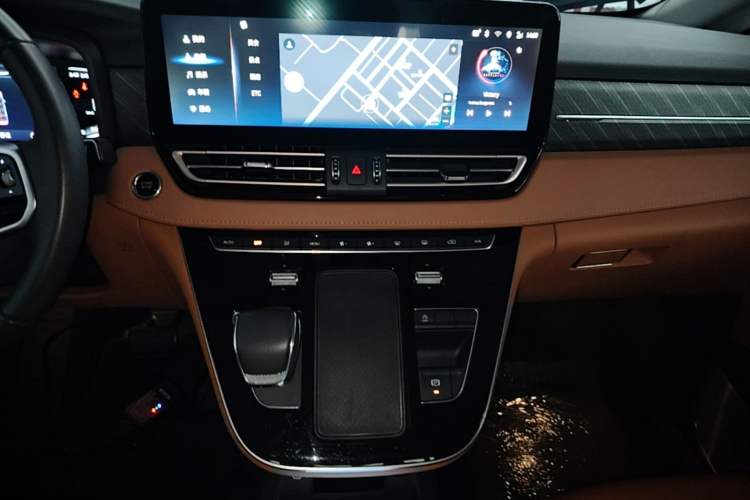 Used Hongqi HQ9 2023 2.0T Smart Connect Flagship Edition Audio And AC Panel