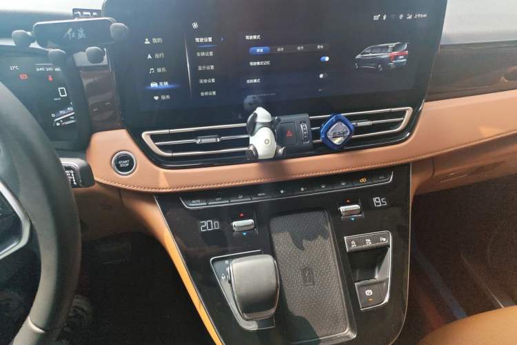 Used Hongqi HQ9 2023 2.0T Smart Connect Flagship Edition Audio And AC Panel