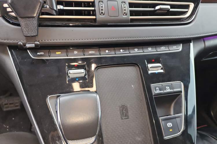 Used Hongqi HQ9 2023 2.0T Smart Connect Flagship Edition Audio And AC Panel