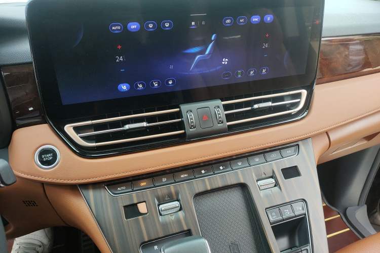 Used Hongqi HQ9 2023 2.0T Smart Connect Flagship Edition Audio And AC Panel