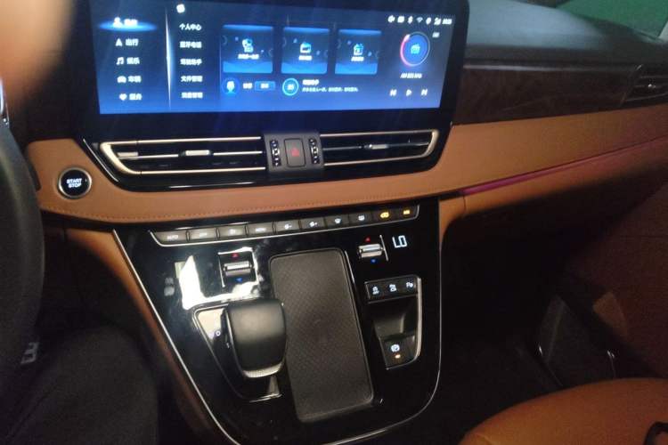 Used Hongqi HQ9 2023 2.0T Smart Connect Flagship Edition Audio And AC Panel