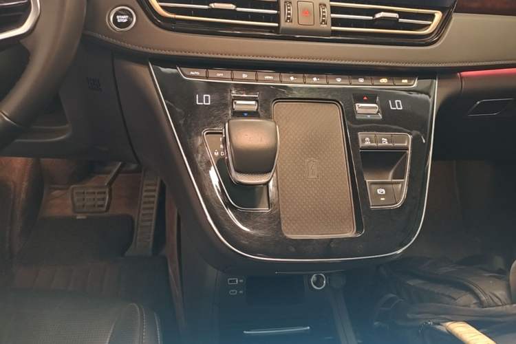 Used Hongqi HQ9 2023 2.0T Smart Connect Flagship Edition Gear Lever