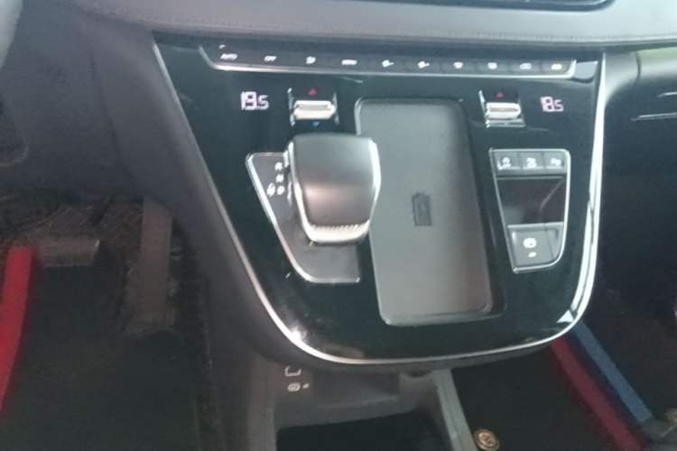 Used Hongqi HQ9 2023 2.0T Smart Connect Flagship Edition Gear Lever
