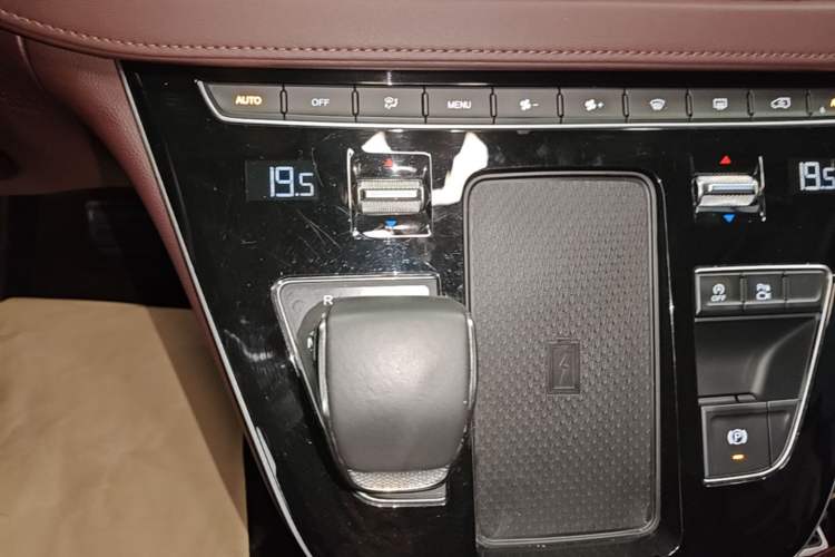 Used Hongqi HQ9 2023 2.0T Smart Connect Flagship Edition Gear Lever