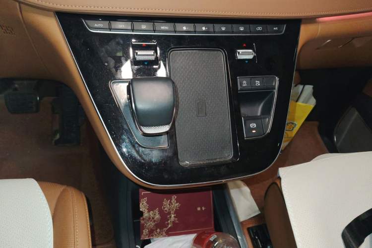 Used Hongqi HQ9 2023 2.0T Smart Connect Flagship Edition Gear Lever
