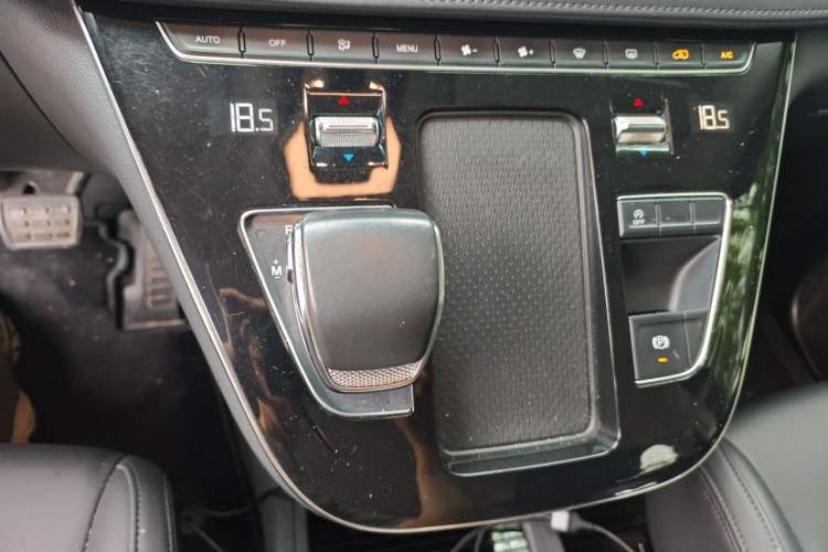 Used Hongqi HQ9 2023 2.0T Smart Connect Flagship Edition Gear Lever